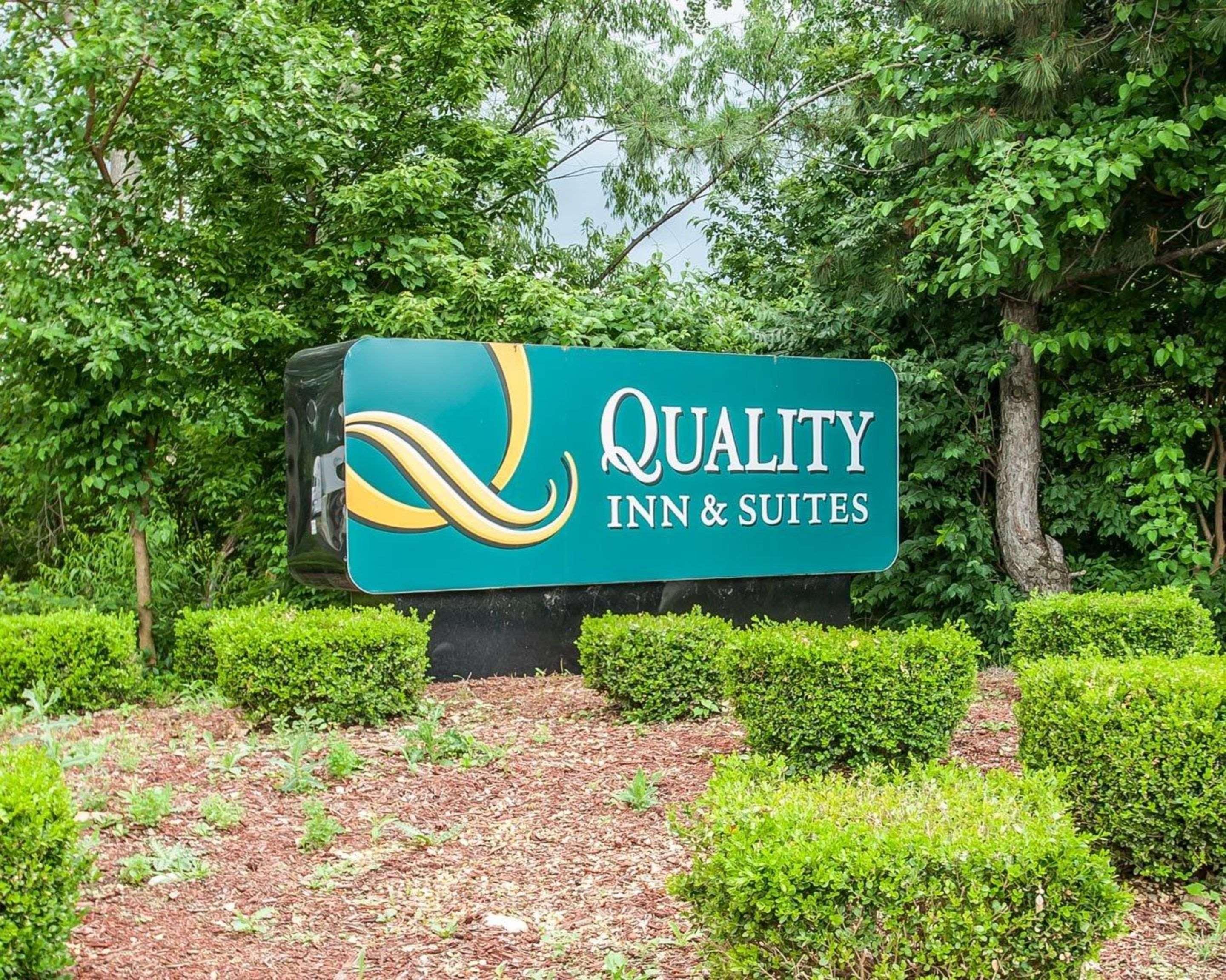 Quality Inn & Suites Kansas City I-435N Near Sports Complex Exterior foto